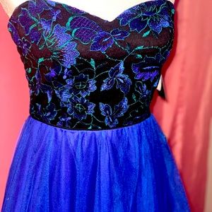 🚫 SOLD 🚫 Beautiful Blue detailed dress.
